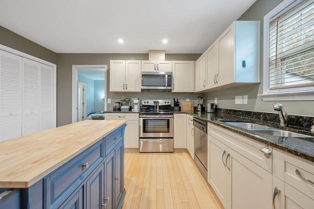 New Victorian Theme, 3Br, Lrg Backyard Close To Pnc Arena, Downtown, And Rdu Airport Raleigh Eksteriør billede